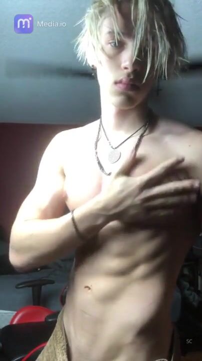 Un rubio algo afeminado muestra su cuerpo musculoso (alemania)