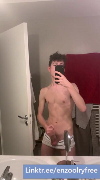 étudiant excité branle une grosse bite seul à la maison