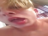 صبي أشقر يستمتع بمنيه الخاص