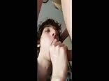 Adolescente amador chupa o pau musculoso do papai sem camisinha