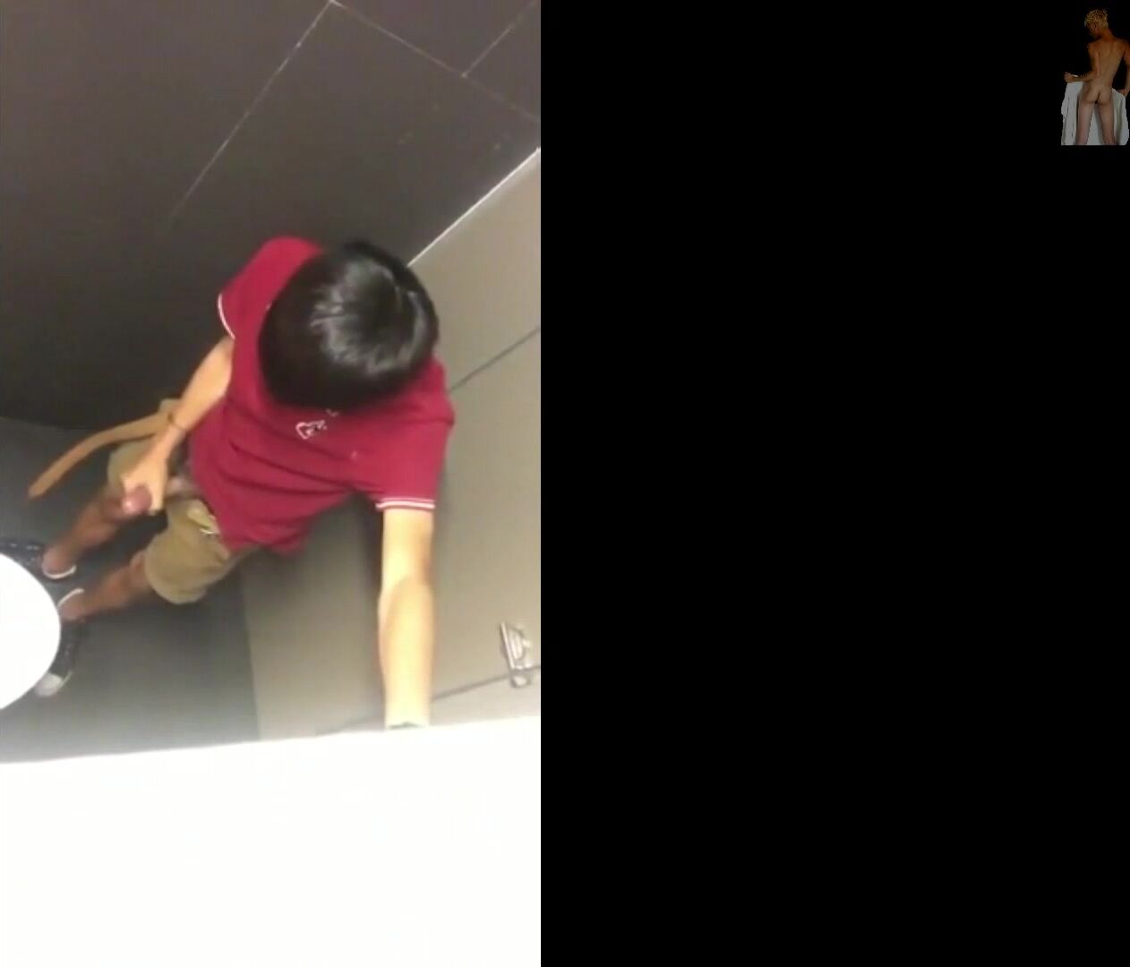 Asiatischer amateur-teen spritzt in der öffentlichen toilette auf g...