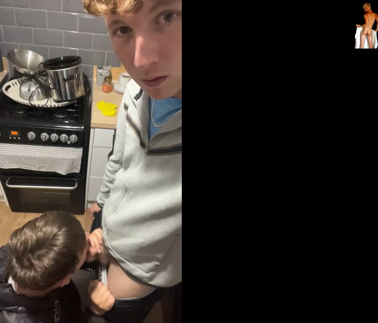 Jovencitos amateurs chupan polla en diversión oral gay