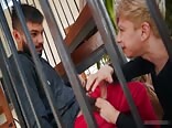 Süßer blonder twink hart von muskulösem daddy durchgenommen