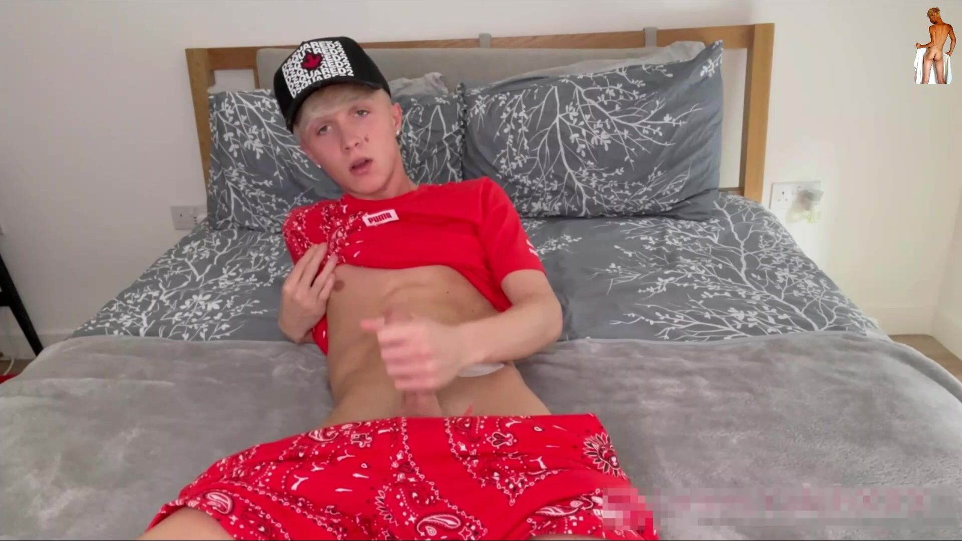 Garoto loiro macio se masturba sozinho