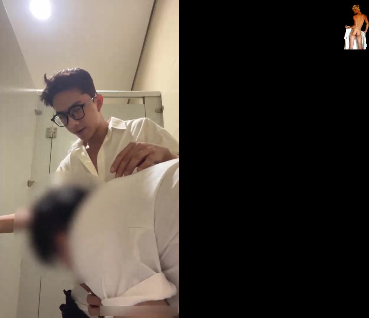 شاب آسيوي لطيف ونرجي يُجلَس في دورة مياه عامة