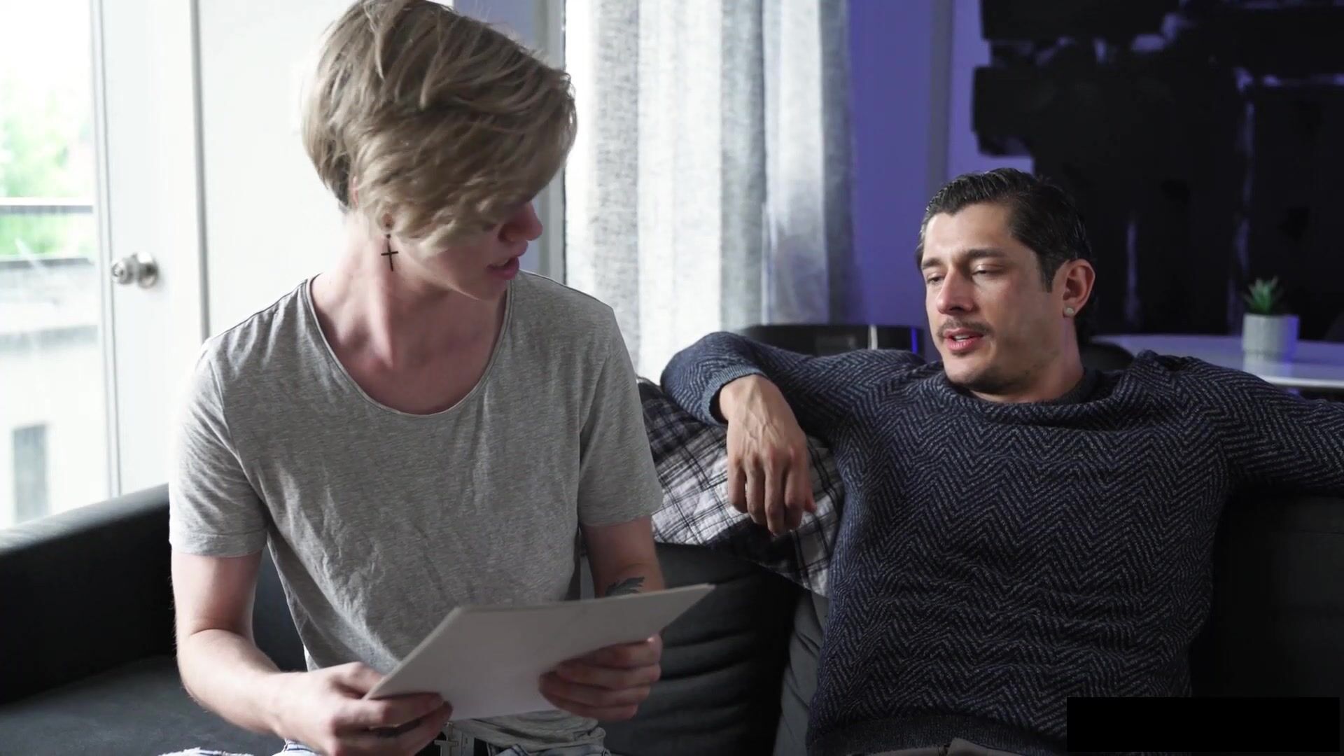 Muskulöser daddy fickt blonden twink-jungen hart ohne kondom