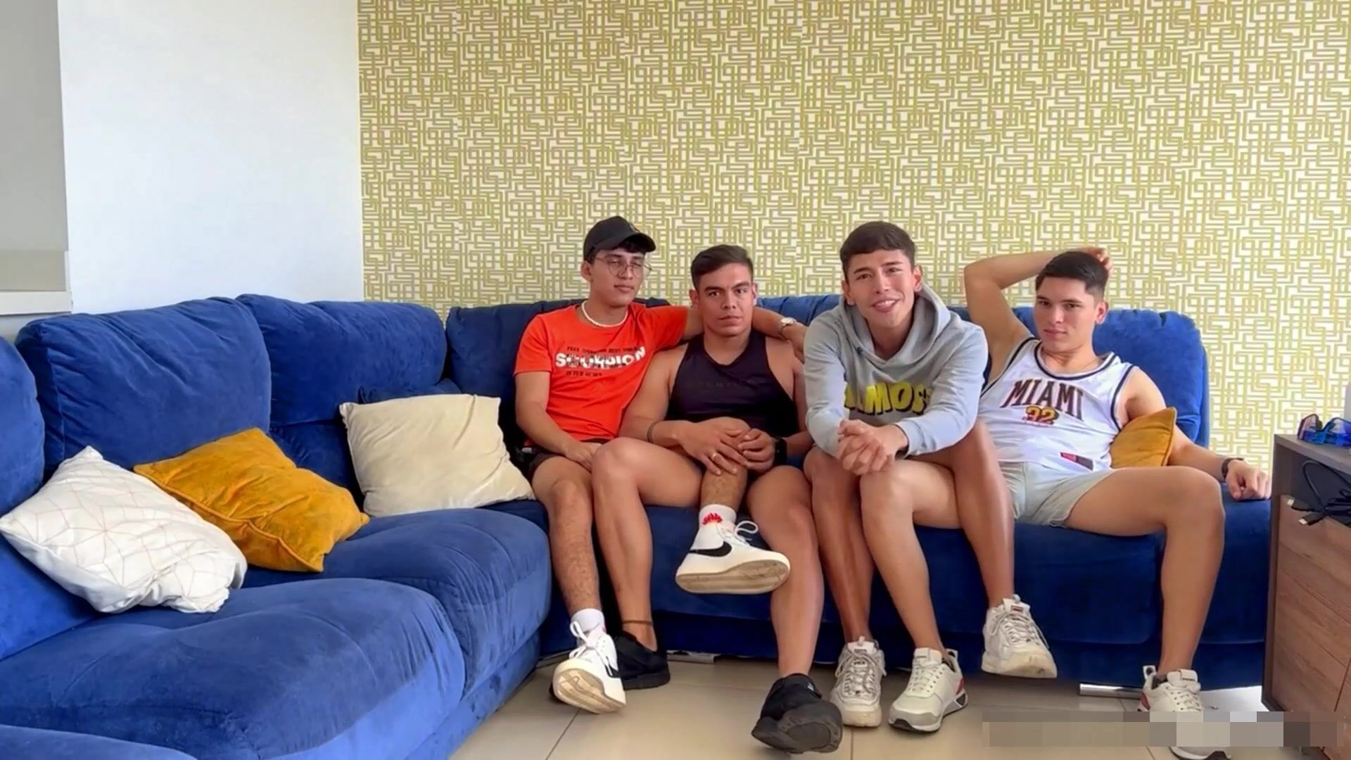 Latino-twinks gruppenfick ohne kondom