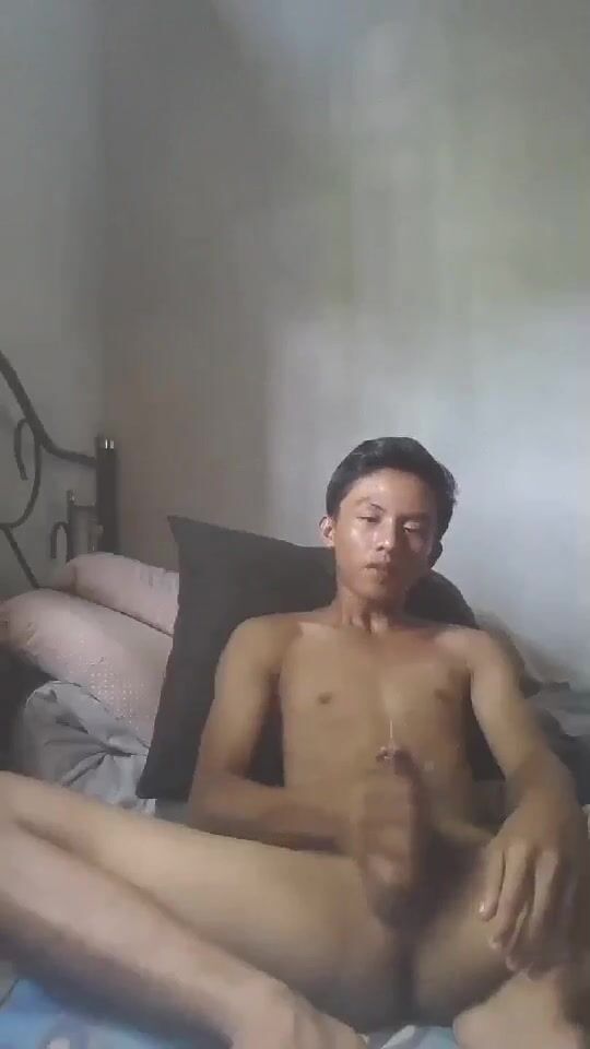 Twink asiático goza forte em clipe gay amador