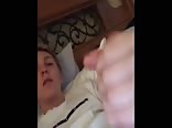 Ado blond éjacule fort dans une vidéo aa