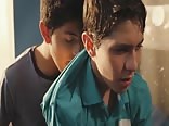 مراهق أشقر يأخذ زب أبي عضلي بدون واقي