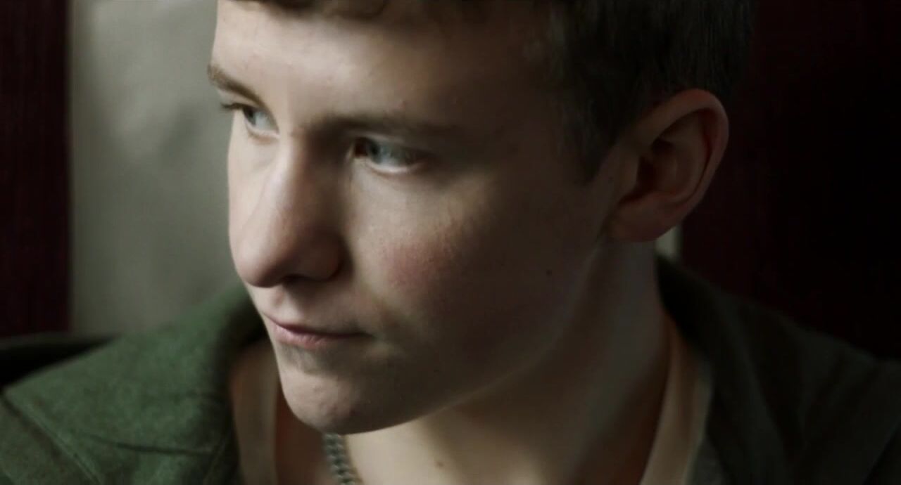 Nachtzug bareback: twink reitet den schwanz des muscle daddys