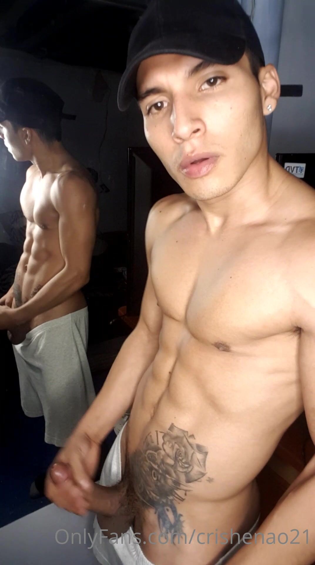 Vip-athlet aaron @crishenao21 spritzt auf spiegel bei onlyfans