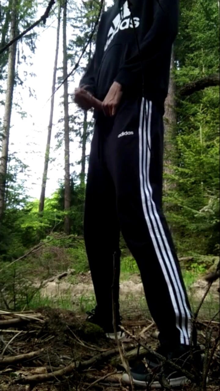 Wichsen in adidas im wald während quarantäne
