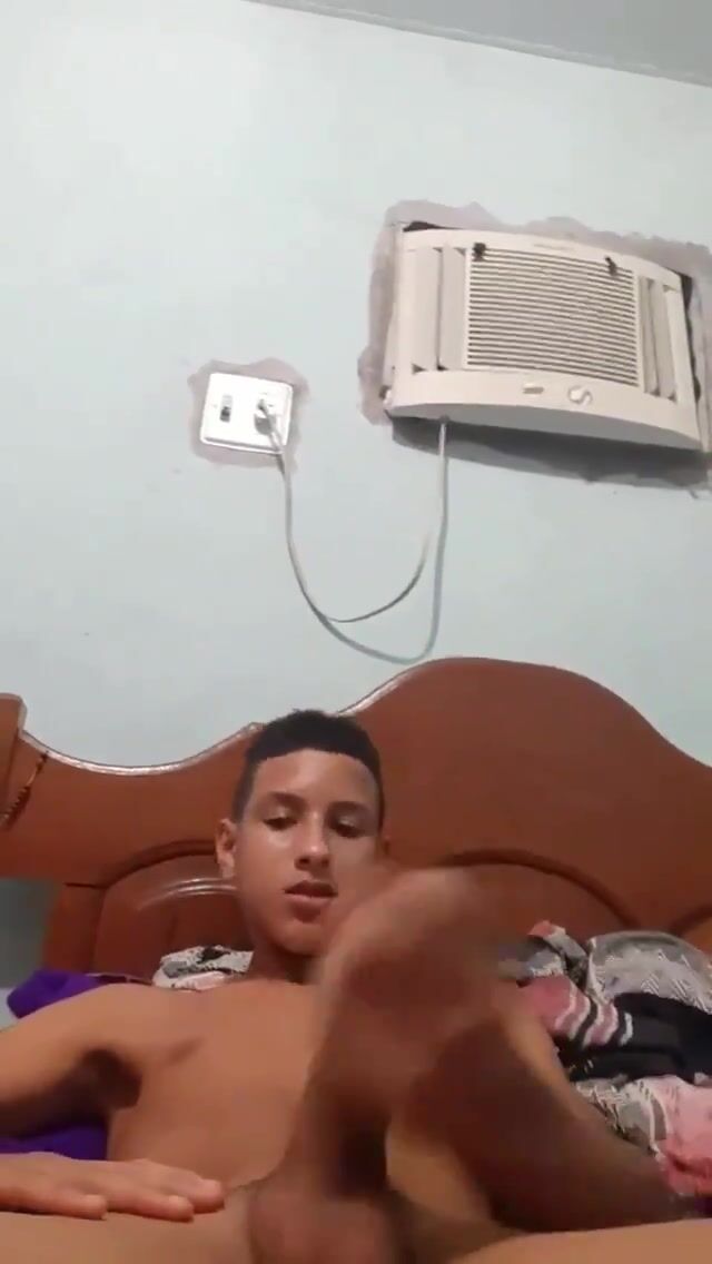 Twink adolescente faz edging no pau musculoso do papai sem camisinha