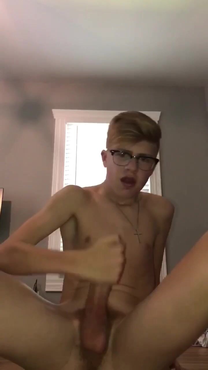 Twink jerks on floor, unloads two big shots