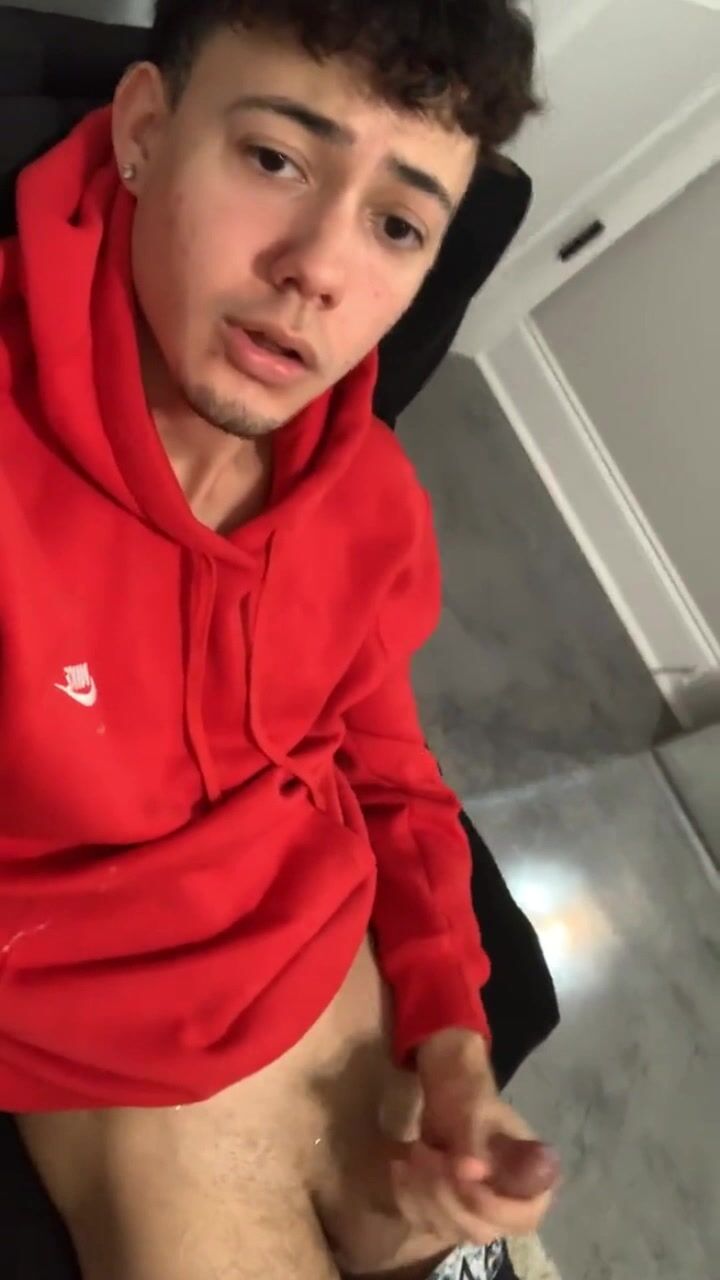 Twink wichst teen im roten pullover vor gesichtsbesamungen