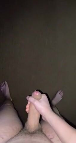 イギリス人青年が激しくオナニーして精子を飛ばす