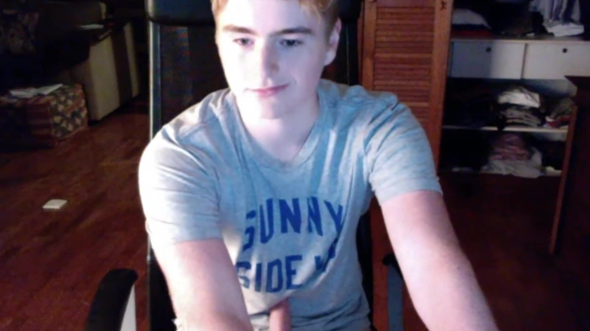 Junger junge wichst vor der webcam in seinem zimmer