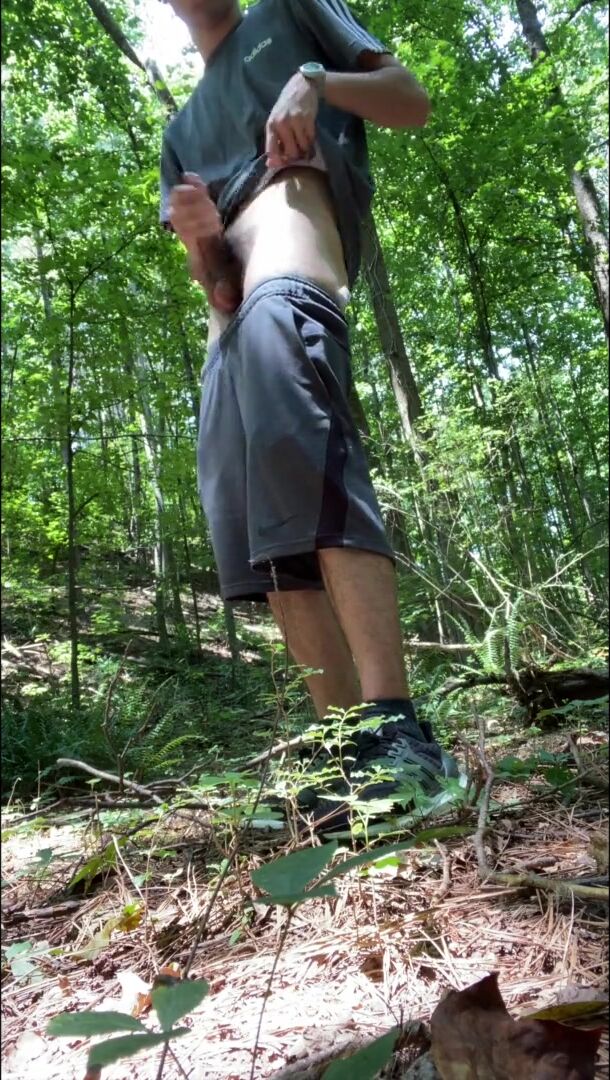 Adolescente arriesgado se masturba en el bosque y se corre espeso