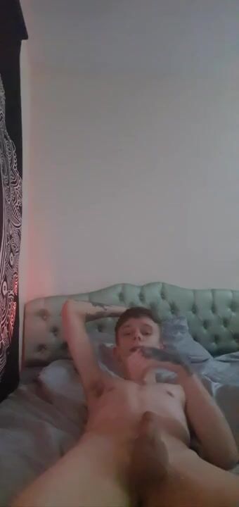 مراهق وشم يفرغ قذفًا شديدًا