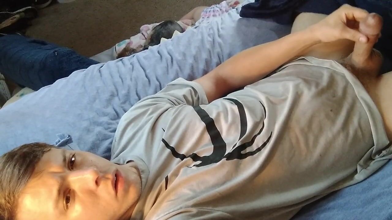 спортивный подросток дрочит и корчится