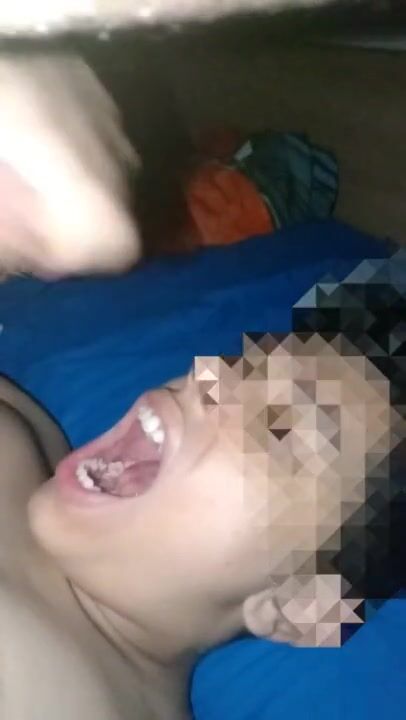 Muskel-daddy besamt twink in dunkler bareback-sperma-feier