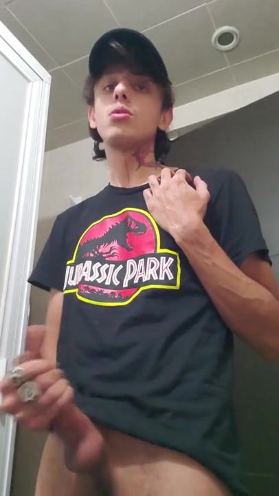 O primo goza no banheiro enquanto eu preparo o jantar