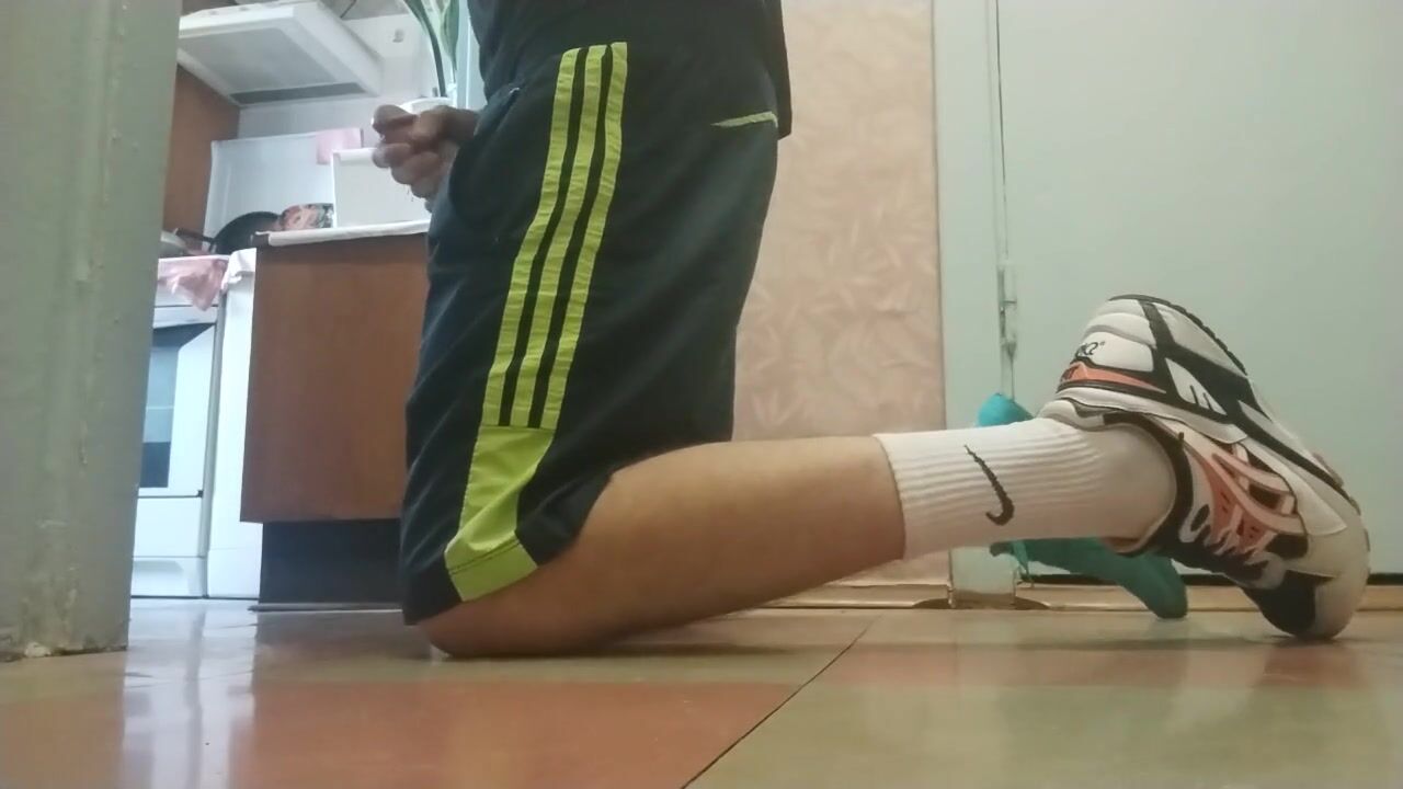 [abx][133] - fast cumeshot in sneakers and white nike socks