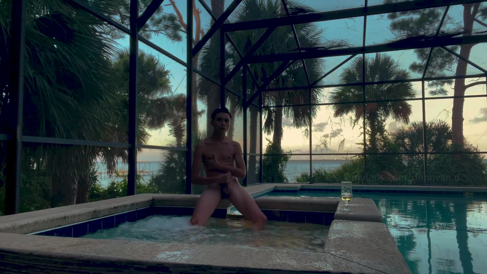Donovan batendo punheta no pau duro à beira da piscina