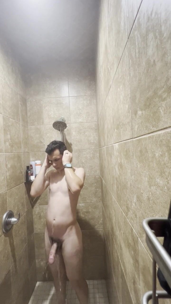 Espião adolescente pego no chuveiro público