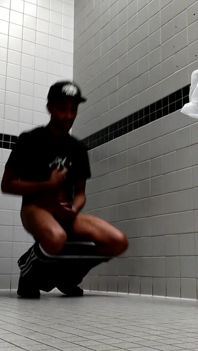 Lautes stöhnen in der öffentlichkeit mit masturbation