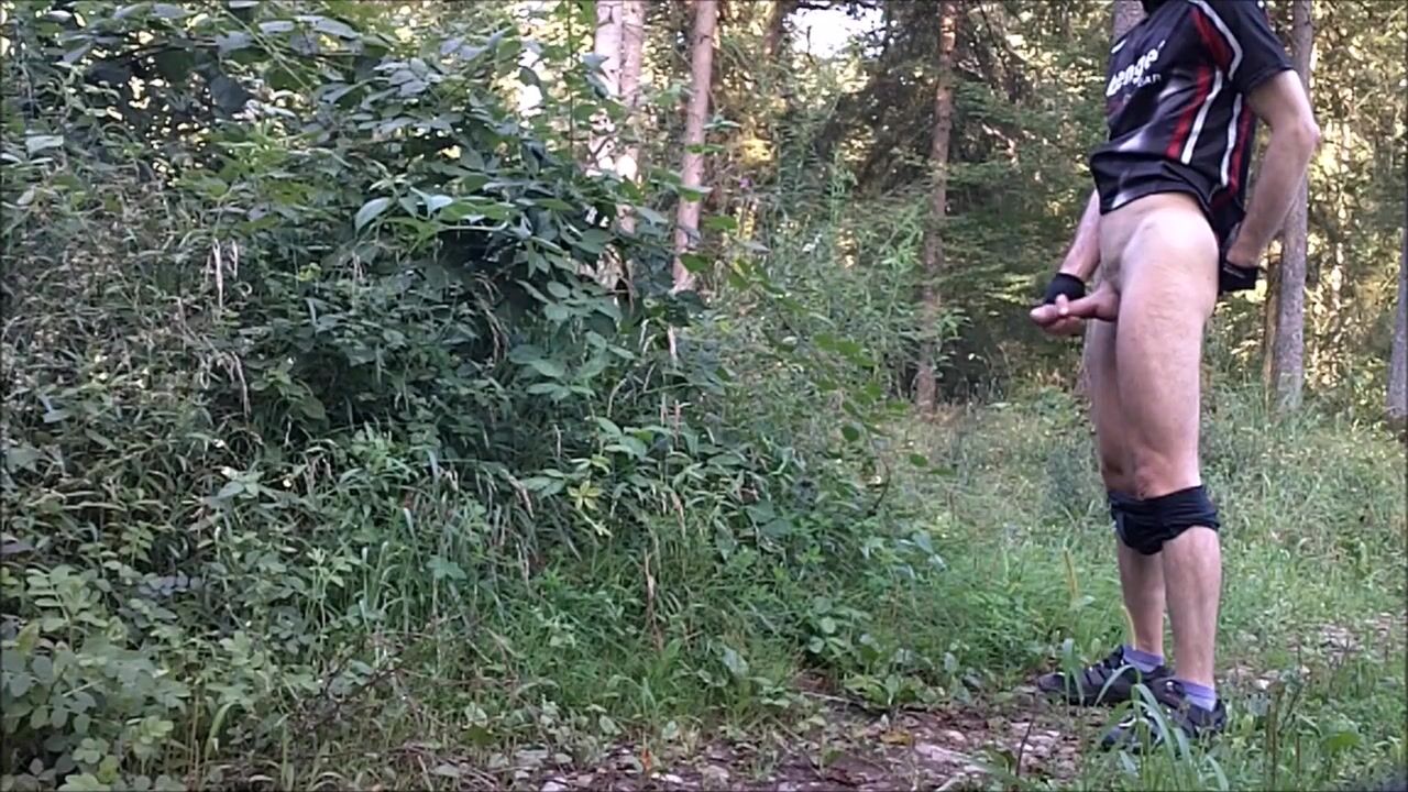 Pinkeln und sperma draußen in radfahrerkleidung