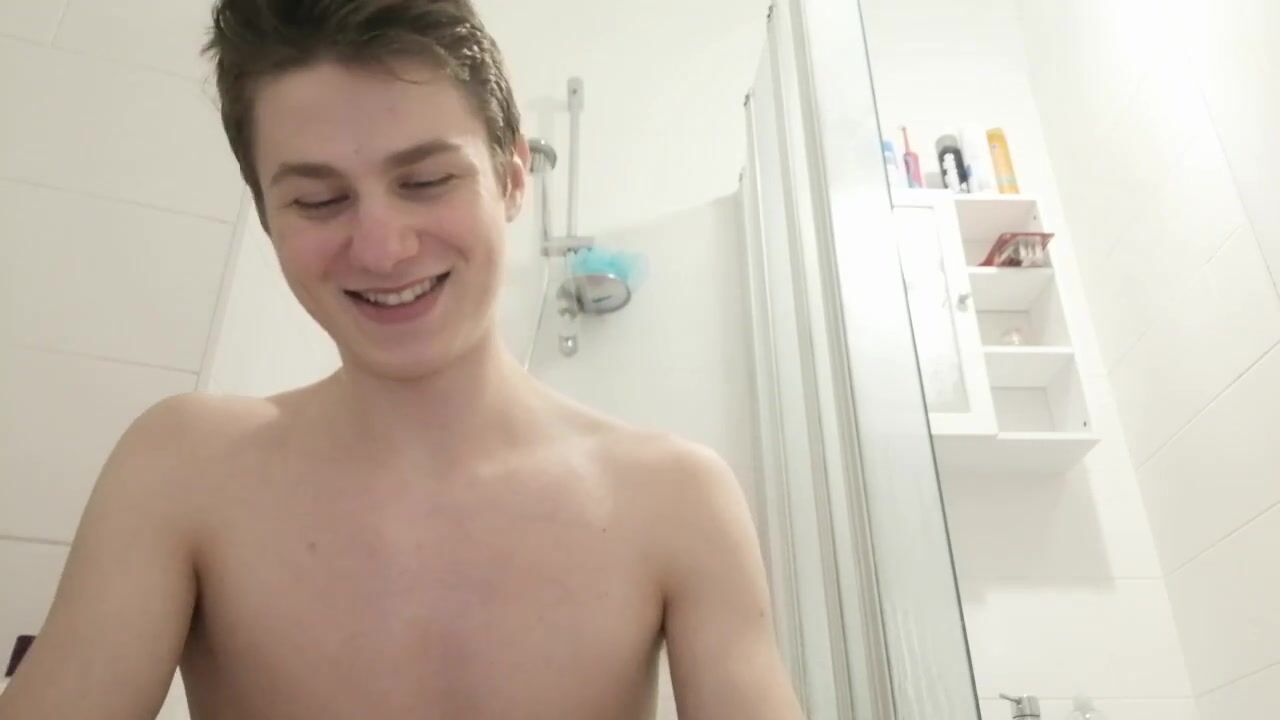 Papai musculoso ordenha seu pau grosso sem camisinha