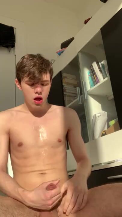 Adolescente de 18 anos gostoso goza forte
