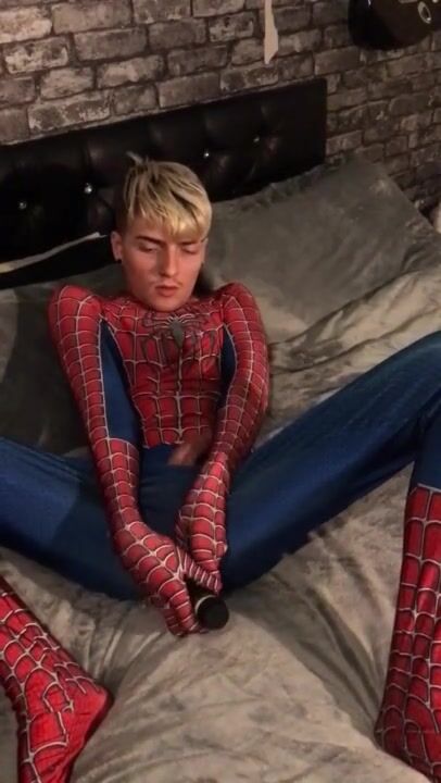 Spiel eines twinks mit analkugeln und schwarzem spider-man-dildo