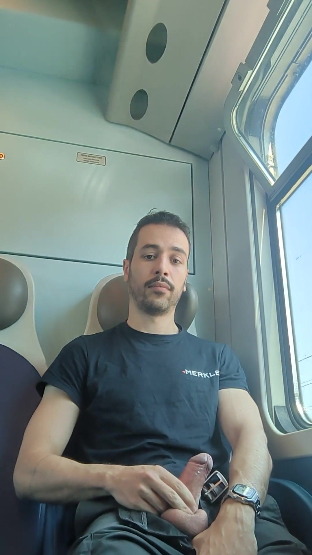 Adolescente italiano se masturba duro en el tren