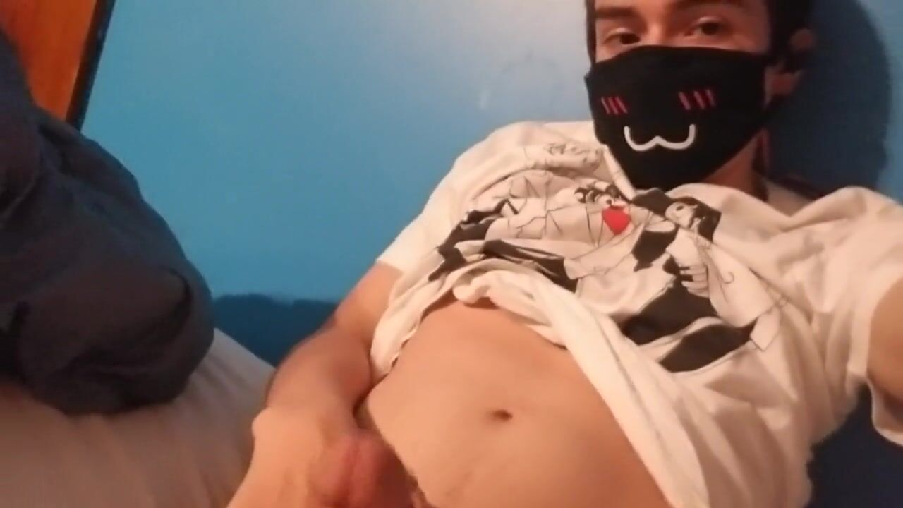 穿大腿袜的伪娘少年挑逗并在肚子上射精
