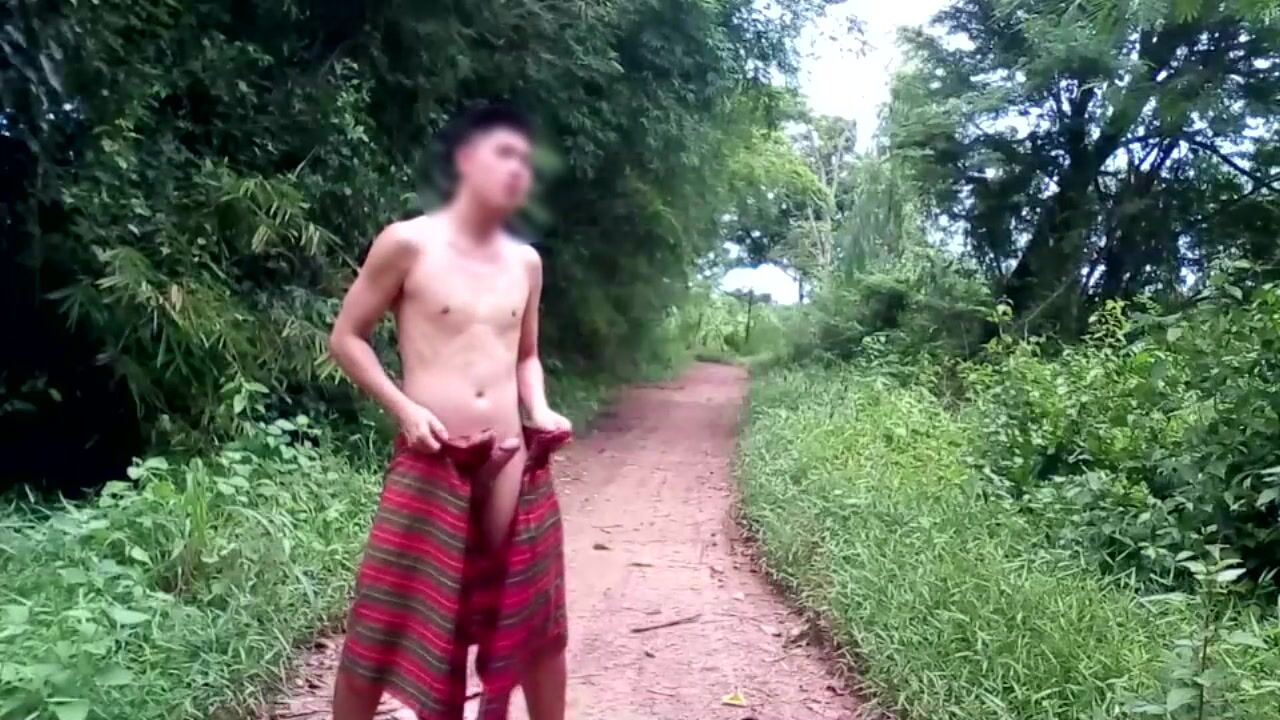 Papai musculoso fode sem camisinha o twink norbert ao ar livre