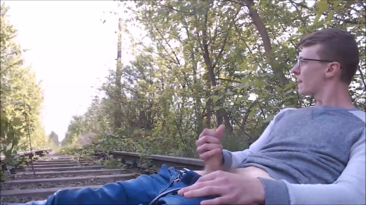 éjac sur voie ferrée
