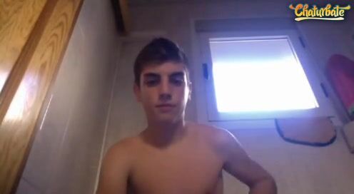Pai fode um twink no banheiro