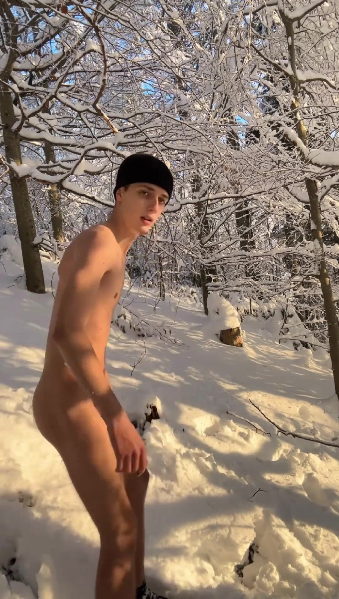 رجل سكسى يستمنى فى الثلج