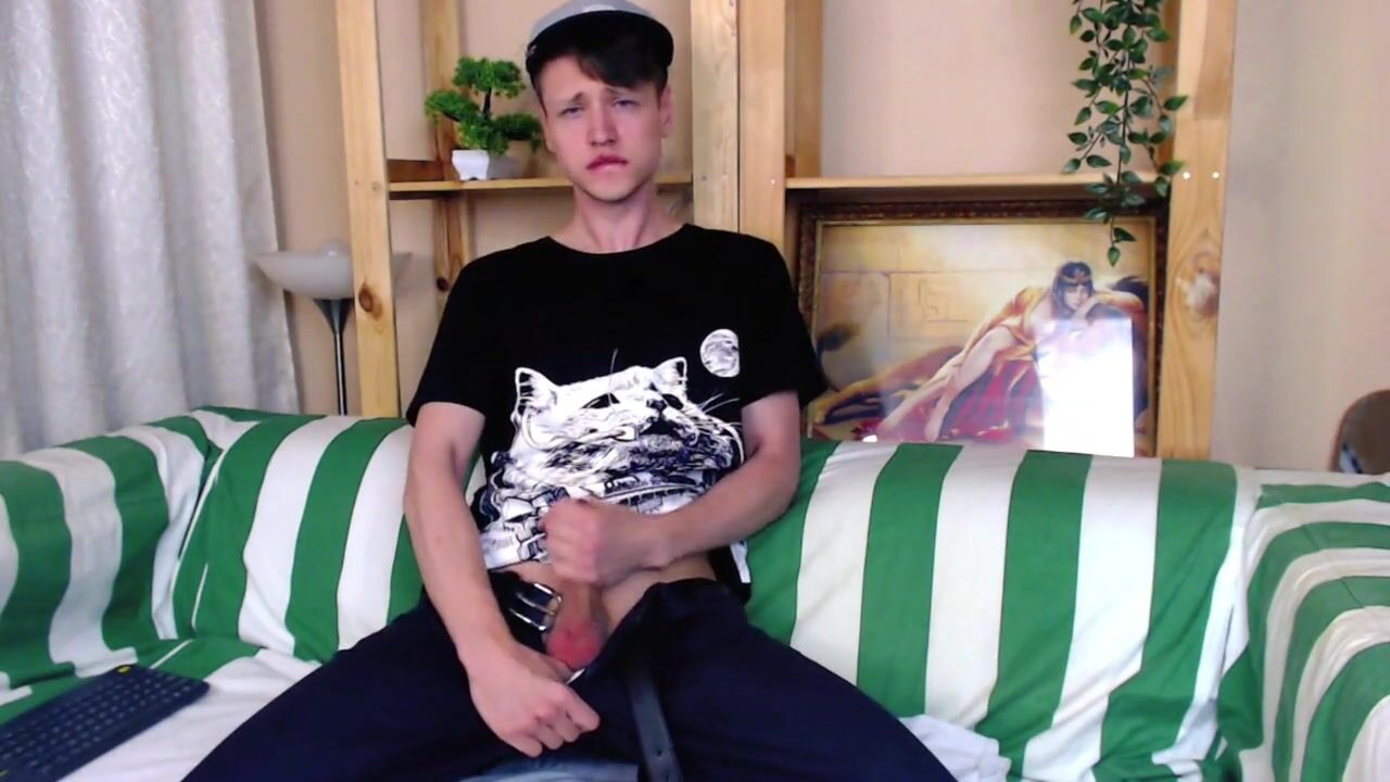 Süßer typ wichst auf der couch