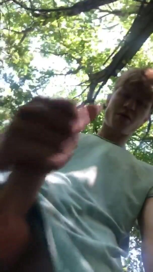 Ginger-twink wird im wald geblasen
