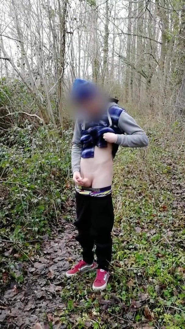 Garoto se masturba e goza em uma trilha da floresta