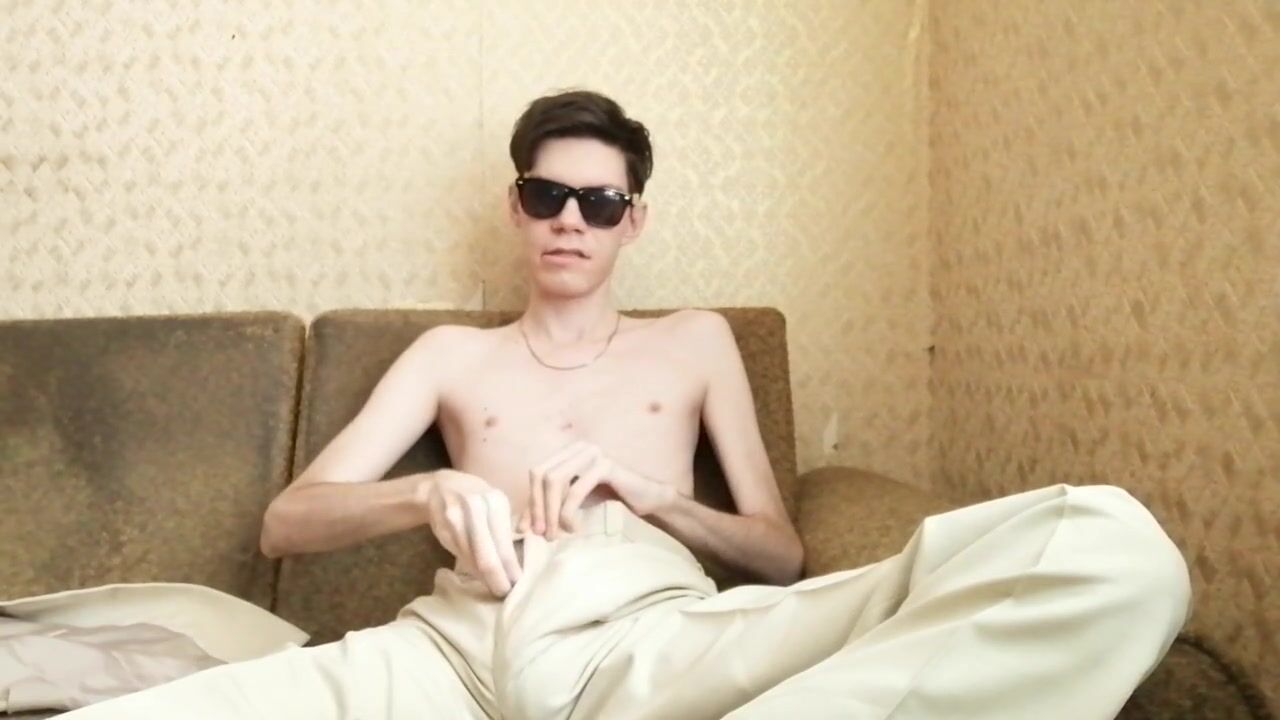 Grosse bite intacte : beau mec se branle