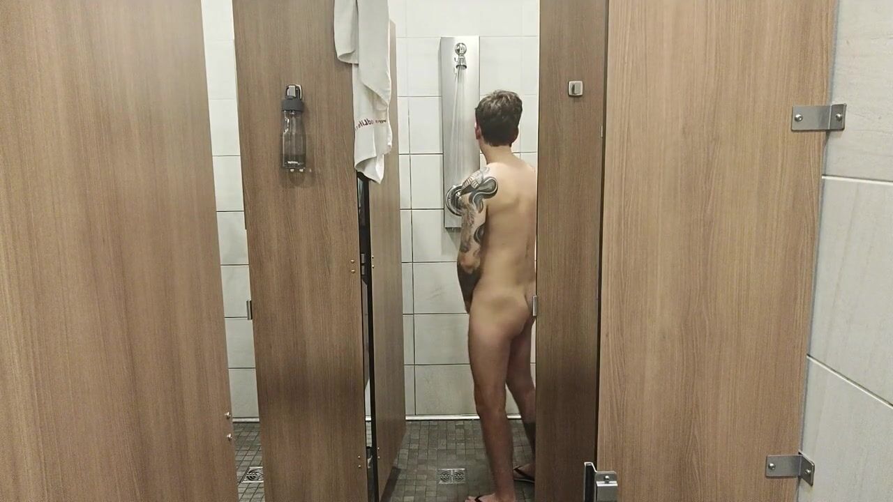 Riskantes abspritzen in der umkleidedusche fast erwischt in der sauna