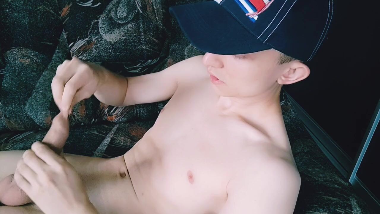 Dünner twink wichst seinen schwanz, bis er kommt