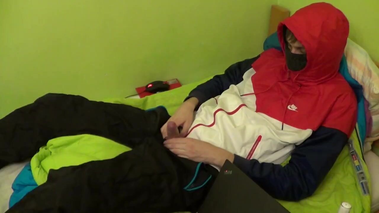 Mit sperma getränkte nike-jacke und adidas-kapuzenpullover