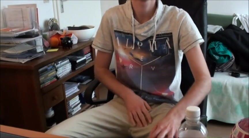 Solo twink wanks and cums over his muscle body