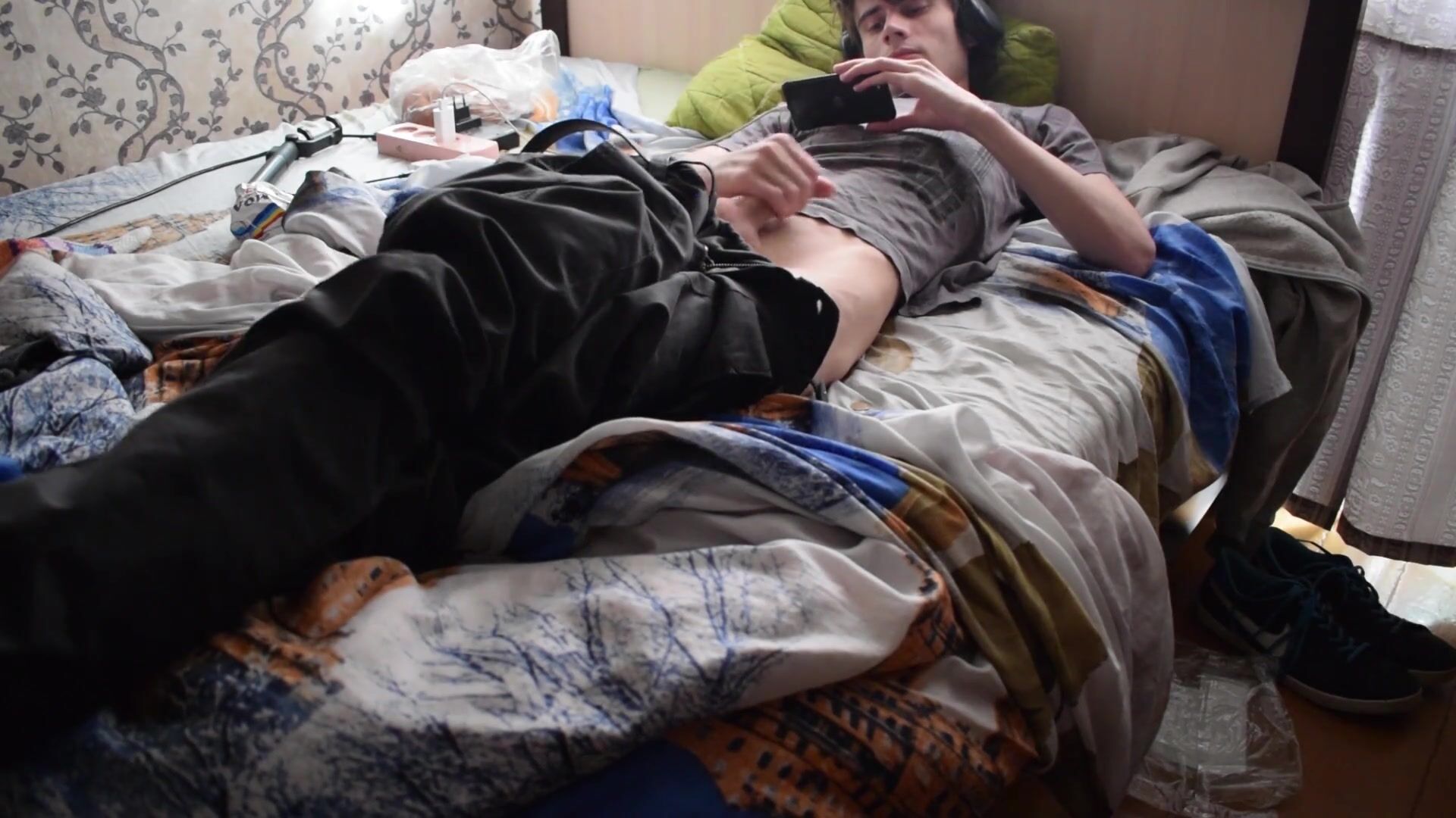 Ragazzo si masturba il cazzo e gli viene caldo sulla maglietta
